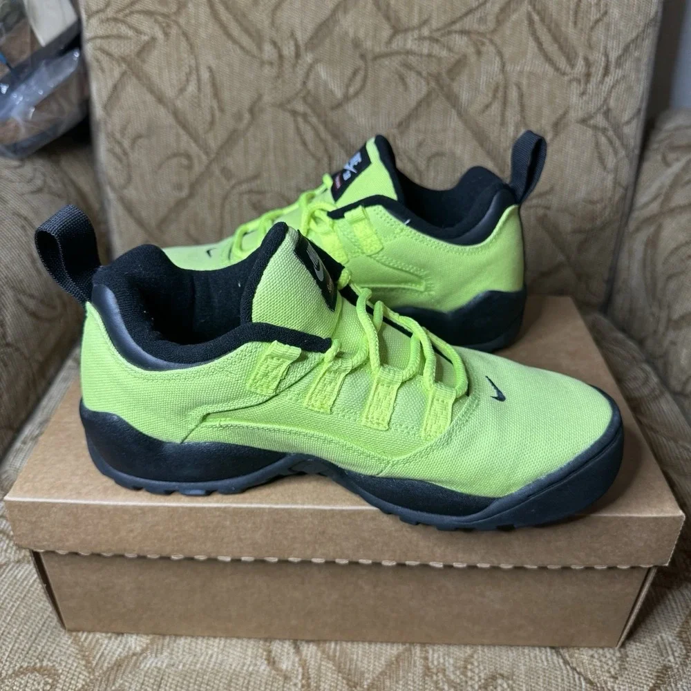 FQ3000-700 Supreme Nike SB Darwin‎ Low Green Volt Black White Fluorescent Size 8